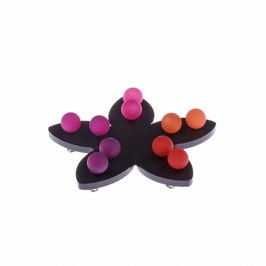 5 Paar Polaris Ohrstecker 8mm,  Pink-, Rot- und Orangetöne auf einer schwarzer Blume aus Plexi