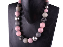 Halskette “Thabea”, elegante Damenkette aus Polaris- und verschiedenen Acrylperlen in Rosa- und Grautönen mit metallic Akzenten in hellem Silber