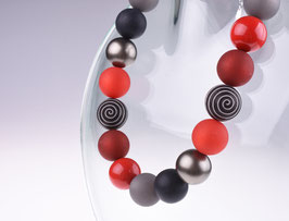 Halskette “Thabea”, elegante Damenkette aus Polaris- und verschiedenen Acrylperlen, Rot-, Schwarz- und Grautöne mit Akzenten in dunklem Silber. Länge ca.45cm.