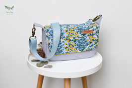 CrossBeeBag / Umhängetasche M / Blumen / flieder, weiß & hellblau