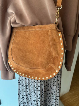 Schultertasche aus Wildleder mit goldenen Nieten