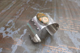 Bracelet manchette en argent texturé, vissé, avec jaspe serti