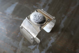 Bracelet manchette en argent texturé, vissé, avec opale dentrite sertie