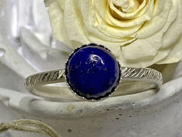 Gehämmerter Ring aus Silber 925 mit Lapislazuli