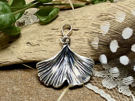 Kleiner Ginko-Anhänger aus Feinsilber