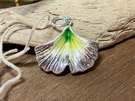 Ginko-Anhänger aus Feinsilber und Emaille