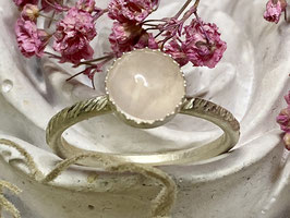Gehämmerter Ring aus Silber 925 mit Rosenquarz
