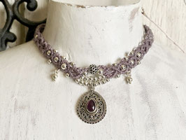 Makramée Choker Halskette in Lila mit Pink Turmalin