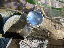 Fingerring aus Silber mit Sky Blue Topas und Kronenfassung
