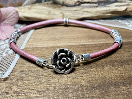 Lederarmband in Metallic Rosa mit Rose aus Silber
