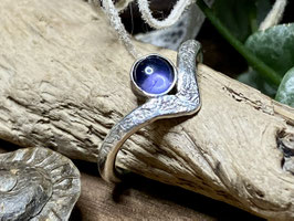 V-Ring aus Silber 925 mit Iolith