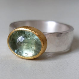 Hammerschlag Ring mit salbeigrünem Turmalin in 900 Gold