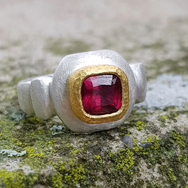 Hangefeilter Ring mit Purpur-Granat in 999 Feingold