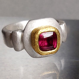 Rhodolith-Ring in gehämmertem Feingold und Silber