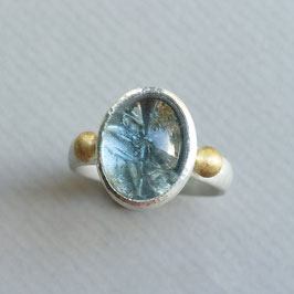 Blaugrauer Turmalinring mit 750 Goldperlen