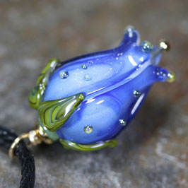 Kettenanhänger Blütenknospe "Blue Flower" Gold, Silber oder Bronze