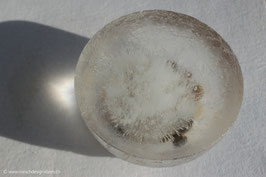 Kieselsteine im Eis 1
