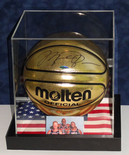 Michael Jordan, Magic Johnson EN Larry Bird Full size drievoudig gesigneerde Basketbal in Display Case (met licht) + Certificates of Authenticity