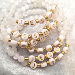 Jesusarmband aus Perlmuttimitation, weiße Buchstaben, goldene Akzente