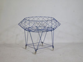 Blauer Vintage Metall Wäschekorb Mid-Century Design der 60er Jahre – klappbar und auf Rollen