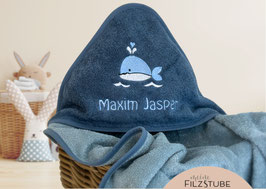 Kapuzenhandtuch mit Name Wal Babyhandtuch Babykapuzenbadetuch Musterfoto: Handtuchfarbe rauchblau I Wal hellblau weiß I Name hellblau I Schriftart Boffo DAK