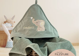 Kapuzenhandtuch Babygeschenk 75x75cm Elefant mit Name I Produktfoto: Handtuch old green I Elefant beige I Schriftart Segoe Print creme