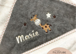 Kapuzenhandtuch mit Name Giraffe Babyhandtuch Babykapuzenbadetuch Musterfoto: Handtuchfarbe beige/braun Name creme I Schriftart Kapellka NEW
