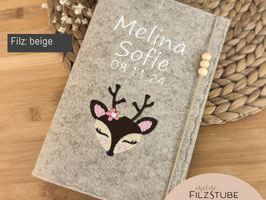 Personalisierte U-Heft Hülle Reh Musterfoto: Filz beige, Name und Datum weiß, Schriftart Segoe Print, Verschluss Gummi beige I 3 Holzkugeln natur
