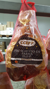 Prosciutto di Parma DOP oltre 16 mesi, intero disossato sottovuoto - Parma Ham over 16 months aged, entire, boneless under vacuum