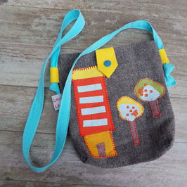 Petit sac pour enfant en  toile grise avec une maison et 2 pommiers