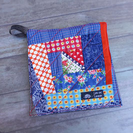 Manique en patchwork de tissus bleus, rouges, fleurs