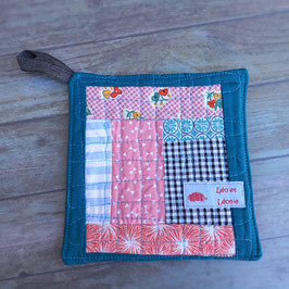 Manique en patchwork de tissus turquoise et roses imprimés