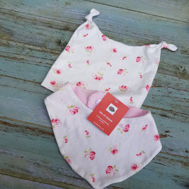 Ensemble bonnet bébé et cache-cou blanc imprimé roses
