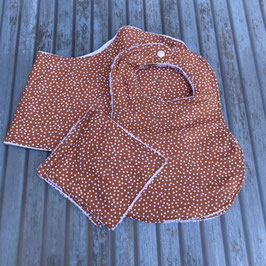 Ensemble de 2 bavoirs, 1 baby-burp et 2 lingettes marron à pois blancs