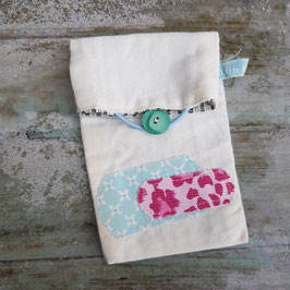 Pochette à pansements appliqué rose, bleu et fleurs blanches