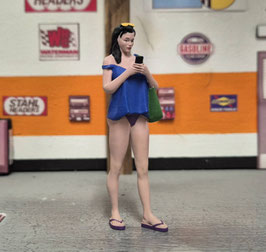 1/18 Figur Diana mit Smartphone Atlantic