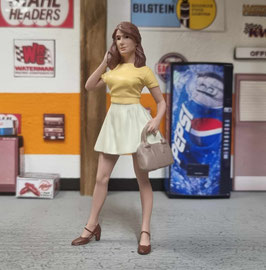 1/18 Girl mit Handtasche und weissem Rock American Diorama