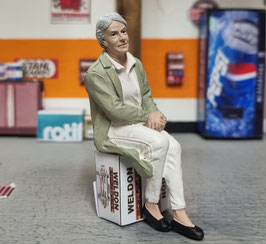 1/18 Alte Frau sitzend American Diorama
