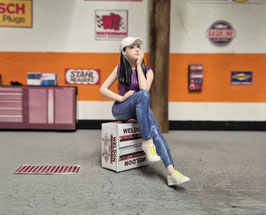 1/18 Girl sitzend mit Cap American Diorama