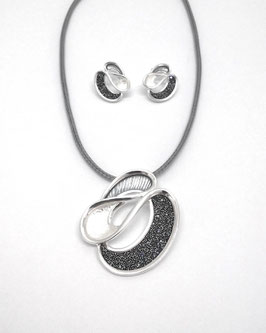 Collier mit Ohrstecker. Weiss, graue Steine.