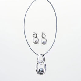 Schmuck-Set. Band m. Anh. u. Ohrstecker.Silber. Perle grau.