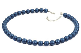 Perlenkette. Jeansblau.