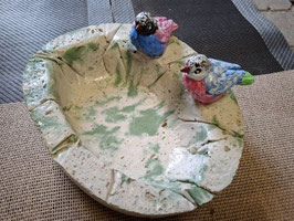Verschiedene Vogeltränken handgemacht