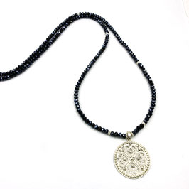 k-0004 Lange Halskette, Glaskristalle in Dunkelblau mit massivem Mandala-Anhänger in Silber 925