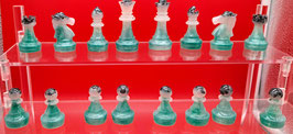 Schachfiguren Set (16 Teiele) aus Epoxidharz gegossen Grün-Klar mit Steinen B-Ware mit Fehlern