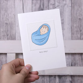 Klappkarte "Hallo Baby" mit Baby in blauer Decke als echtes kleines Aquarell