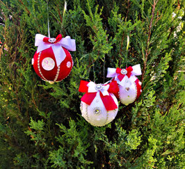Weihnachtskugel aus rotem und weißem Samt mit Schleife und verschiedenen Dekorationen Handmade