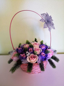 Großer Weihnachtsstrauß von Rosen in einem Korb Weihnachtsgesteck