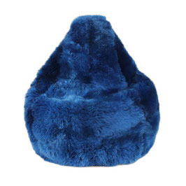 Bean bag en forme de poire en fourrure naturelle de mouton teintée bleu dur fabriqué en France