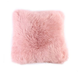 Coussin en fourrure naturelle de mouton rose poudré